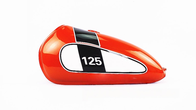 ถังน้ำมันสีส้ม หมายเลข "125"