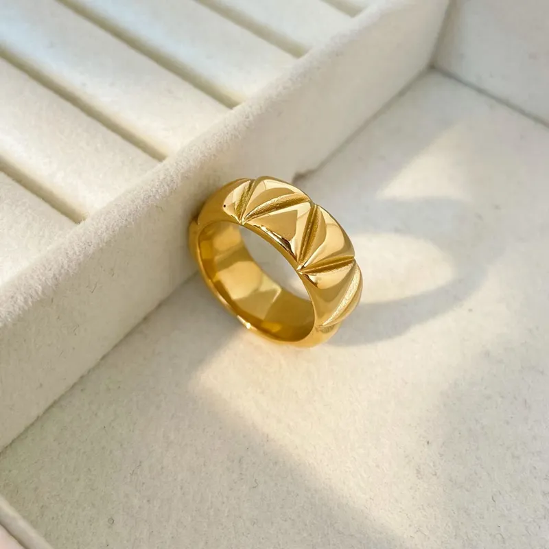 خاتم من الفولاذ والتيتانيوم 2024 شكل هندسي مُقوس مثلث بتصميم كلاسيكي معدني مقاوم للصدأ مطلي بالذهب عيار 18 مقاوم للماء مناسب للهدايا أو الخطوبة