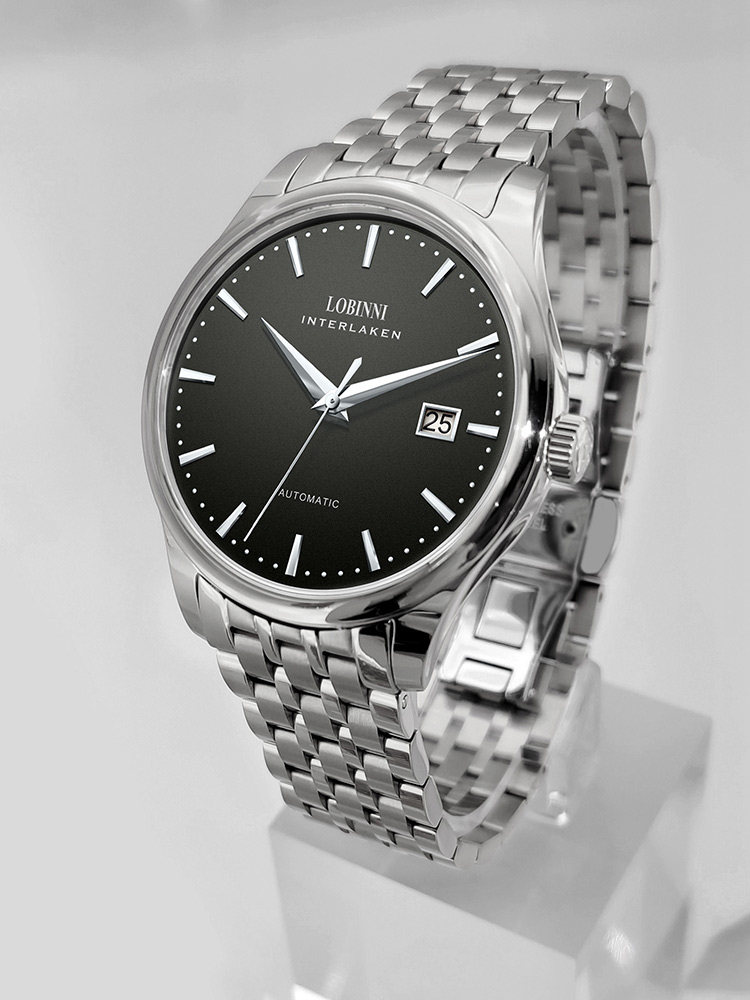 Boîtier argenté - cadran noir - bracelet en acier