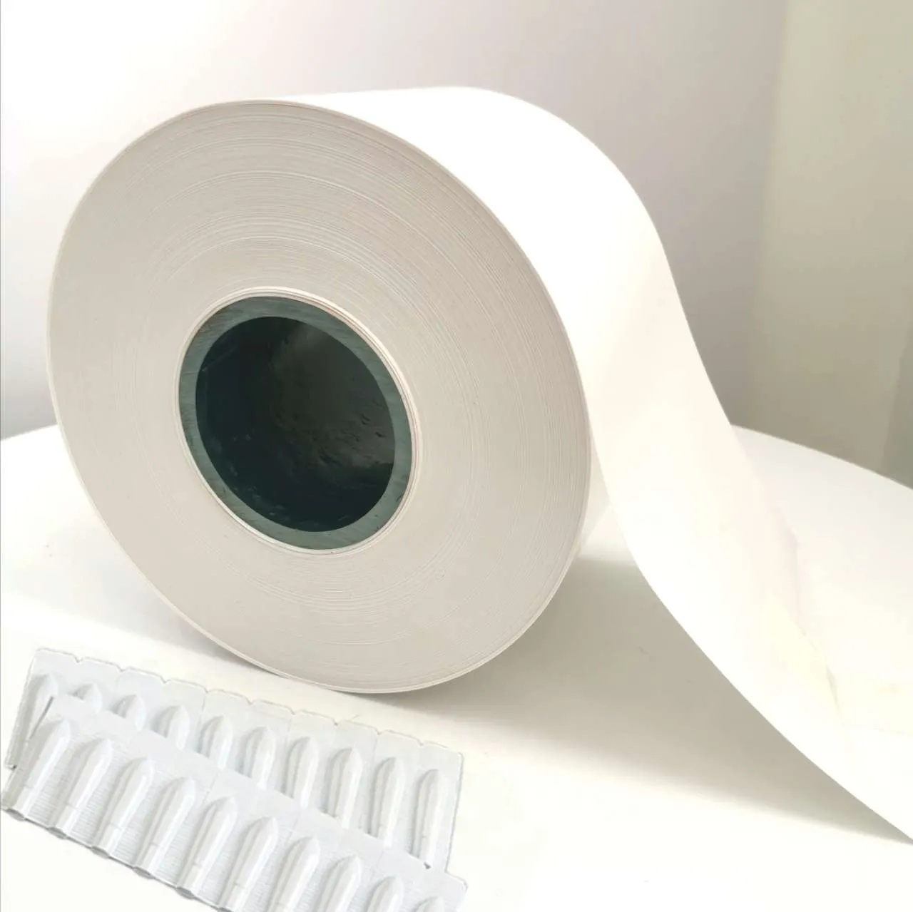 Film PVC/PE Opaque de haute qualité de 0.1/0.04mm pour emballage de coquilles