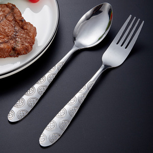 Factory Direct Kreative gemusterte Bestecks ets aus Edelstahl-Fischs chuppen feder gemusterte Löffel Gabeln für Fruit Steak Hotel