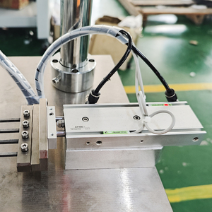 QFW Halbautomat ische Lippenstift-Schlauch-Installation maschine Auto-Magnetic Attraction Positioning Detection System für Magnetic