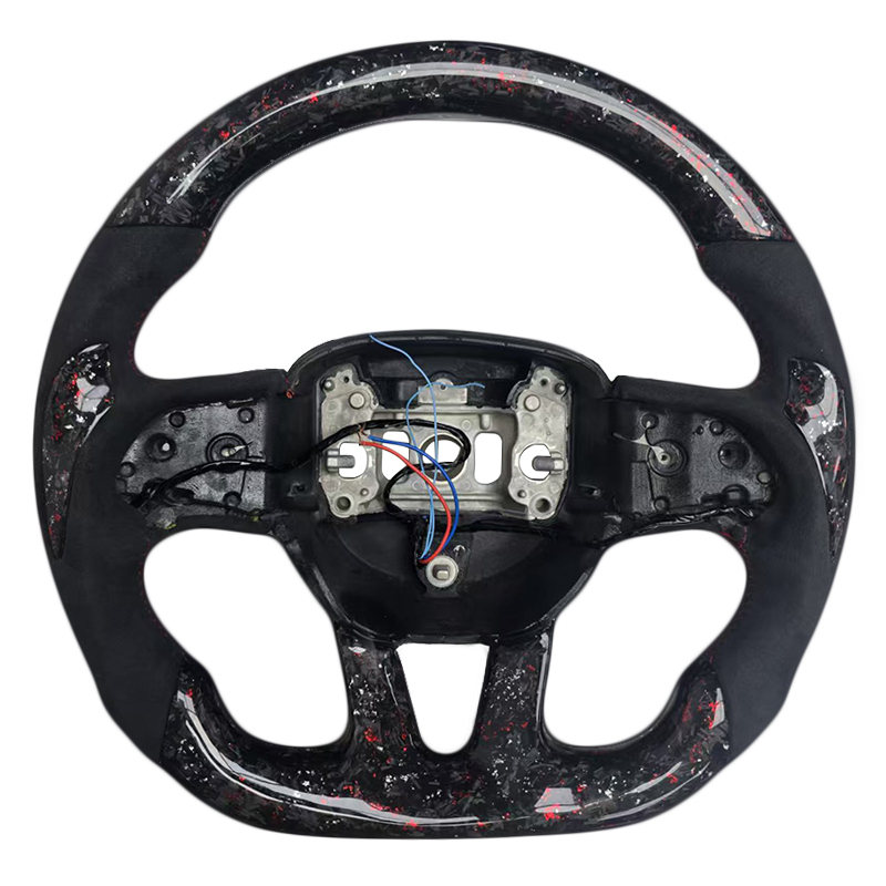 Pas de chauffage + Alcantara + Fibre de carbone forgée + Adhérence + Surpiqûres rouges