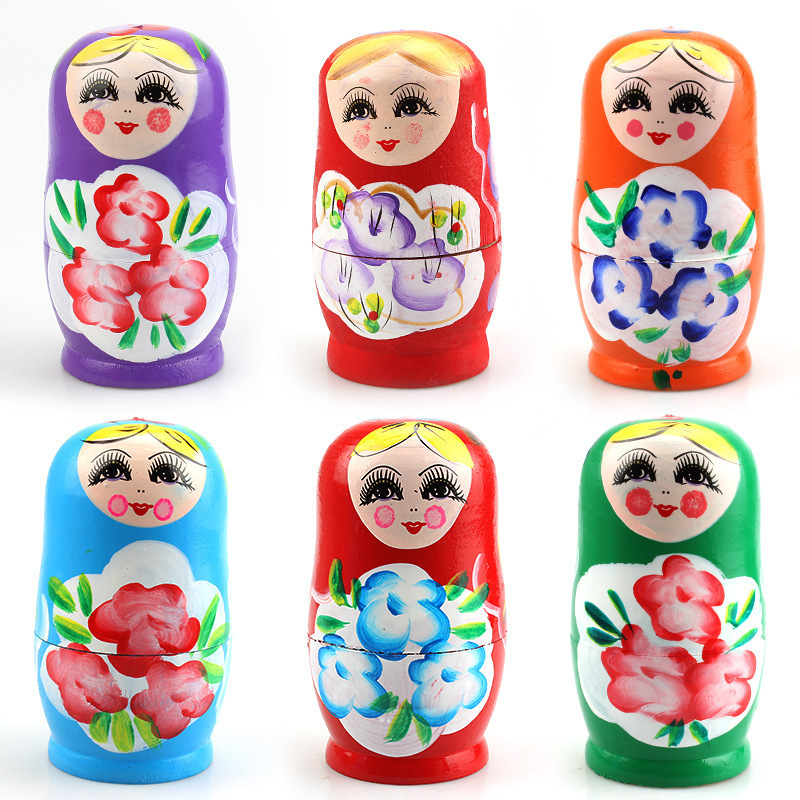 Muñecas matrioskas de 5 capas en colores surtidos.