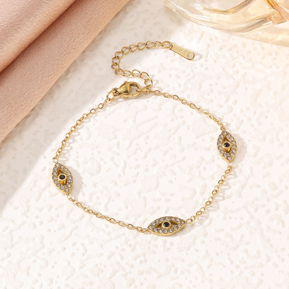 Pulsera de ojo negro con 334 diamantes blancos.