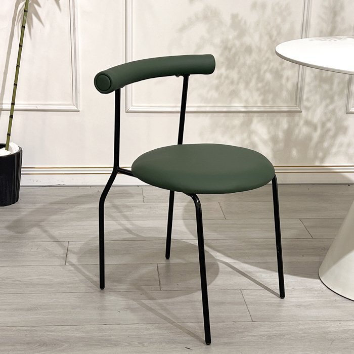 Chaise à roulettes vert foncé et noir, modèle "egg roll".