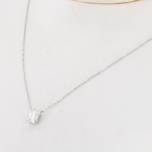 <span class=keywords><strong>14</strong></span> <span class=keywords><strong>karat</strong></span> altın köpüklü radyant kesim kolye ile 6x8mm moissanite kolye