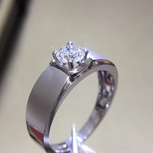 カスタムワイドバンド1Ctラウンドモアッサナイト男性結婚指輪18Kホワイトゴールドデザイン男性用婚約指輪