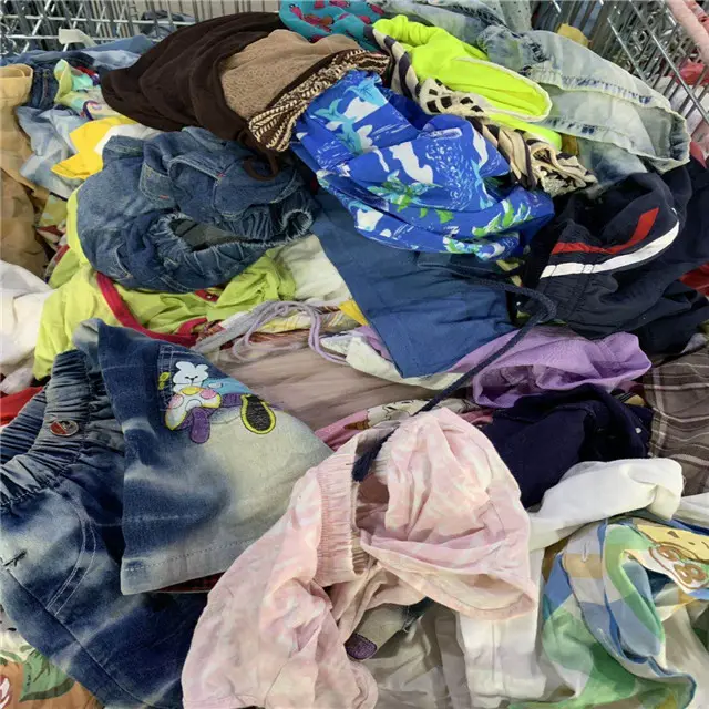 Roupas usadas em bales, roupas infantis da segunda mão, roupas usadas no reino unido