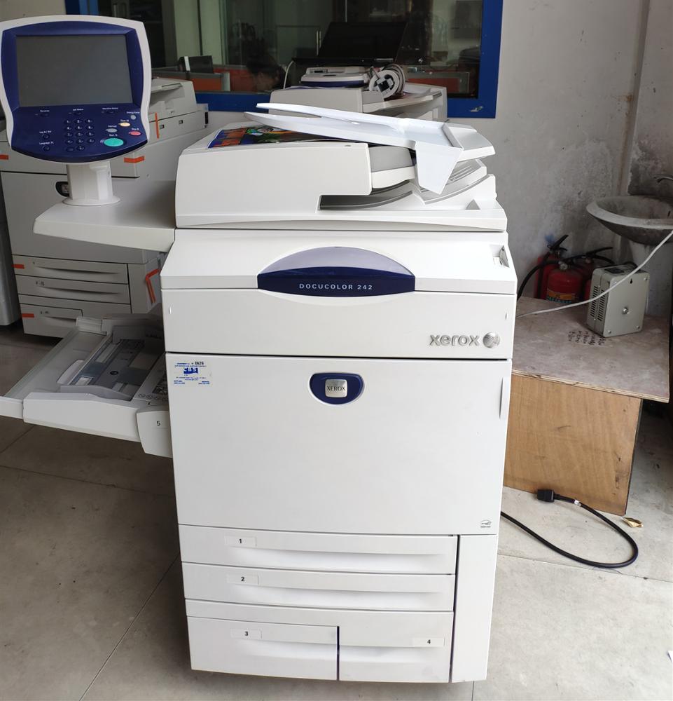 Amazon.com: Xerox DocuColor 260 - Impresora digital de producción  láser/comercial – 75 ppm, impresora, copiadora, escáner, dúplex automático,  4 bandejas, bandeja de derivación, bandeja de captura offset, servidor de  impresión Fiery integrado