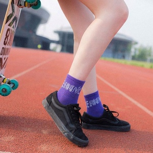 卸売日本ティーン若い女の子ホワイトスポーツチューブソックスピュアカラーファニークルーソックスユニセックスドレスソックス
