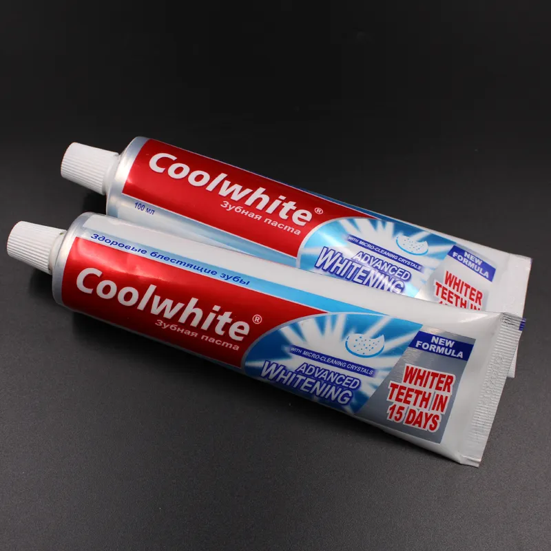 El tubo suave blanquea los dientes pasta de dientes coolwhite y pasta de dientes fresca fortalece las encías pasta de dientes