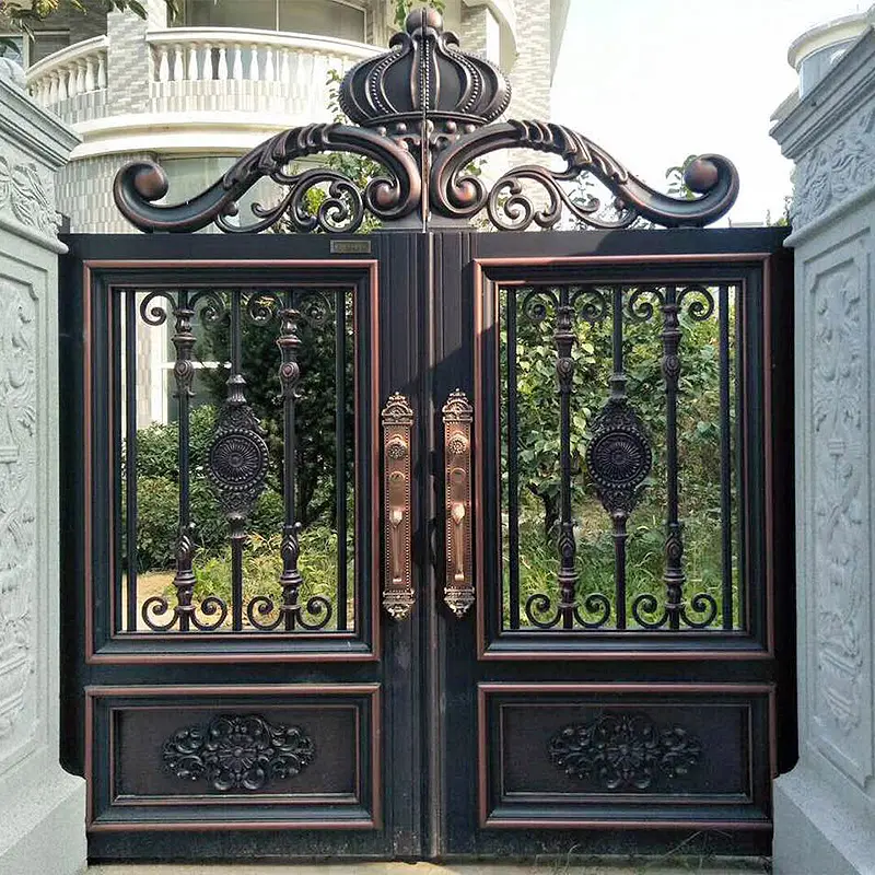 Porta porta de cerca de metal de luxo dourado com design esculpido