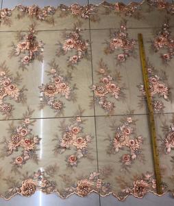 绣花串珠织物 -- 金色蕾丝重珠在院子里，用于新娘面纱花网眼礼服顶部婚礼装饰