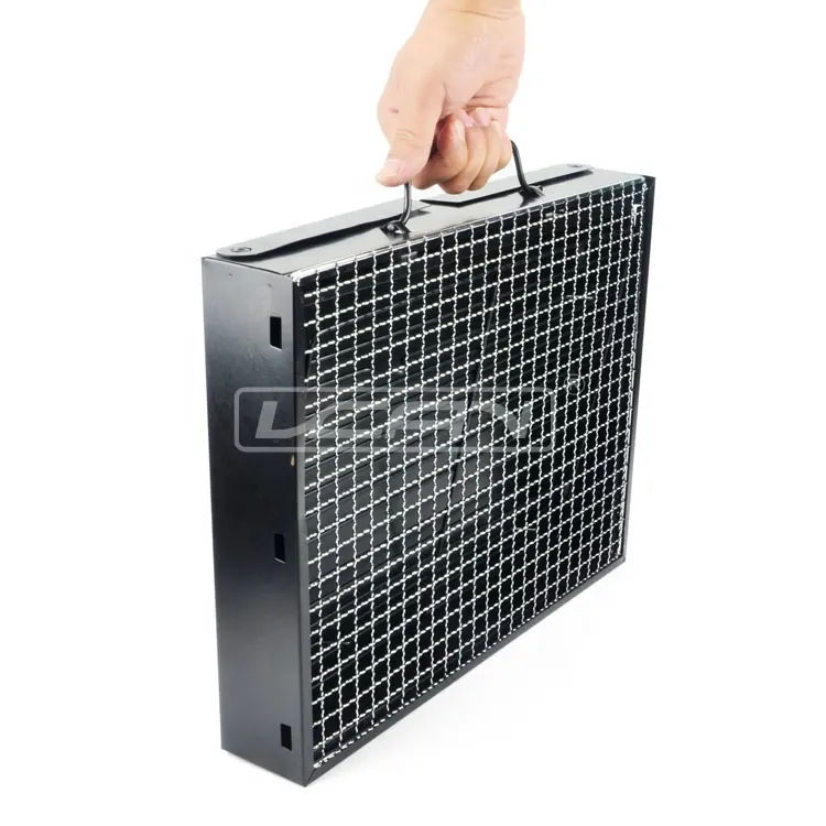 Vente en gros Camping en plein air Mini barbecue à charbon de bois portable pliable Conceptions simples Grille de portail en fer