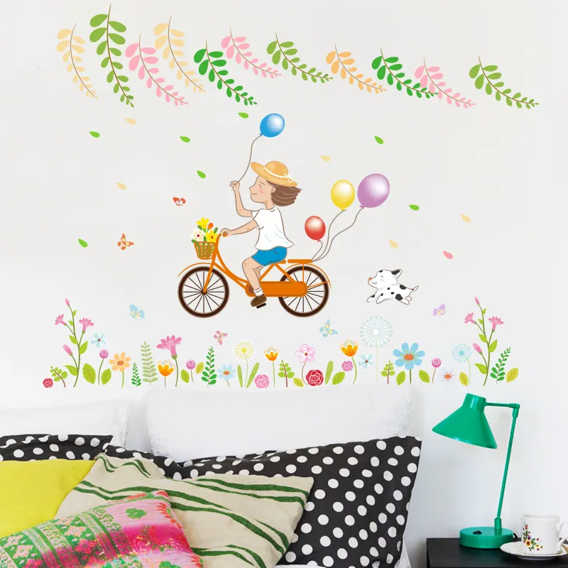 I bambini vanno in bicicletta con palloncini colorati in primavera decorati con adesivi murali in PVC