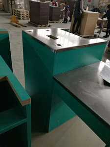 存储与 MDF 表和不锈钢桌面的现金书桌