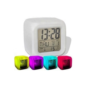 Beste geschenk <span class=keywords><strong>Cube</strong></span> 7 farbwechsel nachtlicht kalender digitale reise wecker mit temperatur display