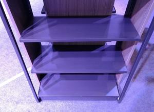 新设计的精品店展示零售商店的货架