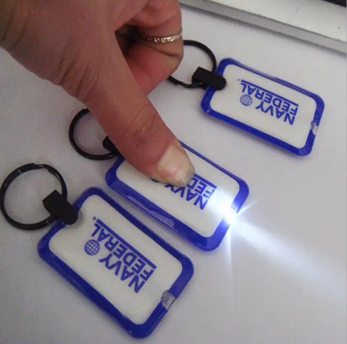 Promotionele nuttig pvc led sleutelhanger licht sleutelhanger/zaklamp sleutelhanger met Logo
