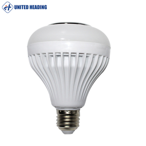 2019 E27 Wireless 2W LED-Lautsprecher lampe Audio-Lautsprecher Bunte Musik wiedergabe und Beleuchtung mit IR-Fernbedienung