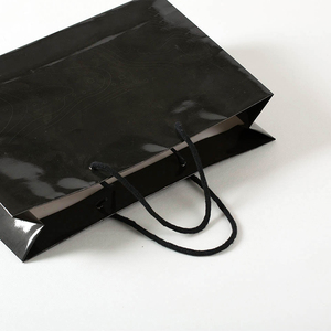 Sacos para presente de papel charmoso luxuosos, bolsa de papel preta brilhante com alça