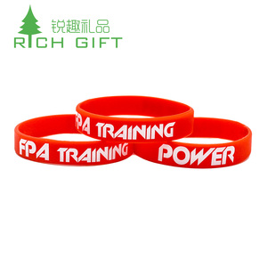 批发定制设计您自己的环保橡胶浮雕标志硅手镯腕带
