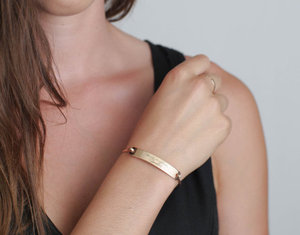 Mode benutzer definierte vergoldete gravierte Unterschrift Armband benutzer definierte Frauen Edelstahl Schmuck Bar Haken offenes Armreif Armband - Product Image 4