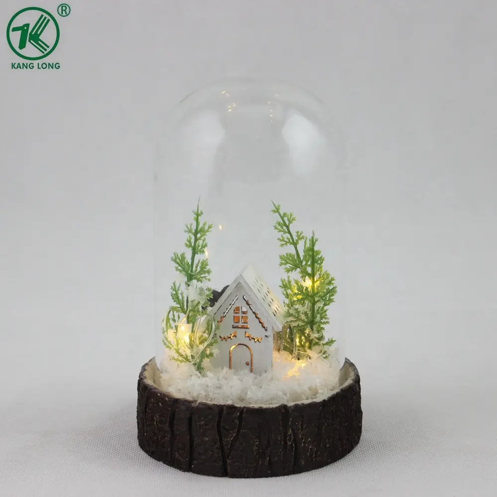 Casa de madera pequeña y adornos navideños, campana de cristal, ciervo