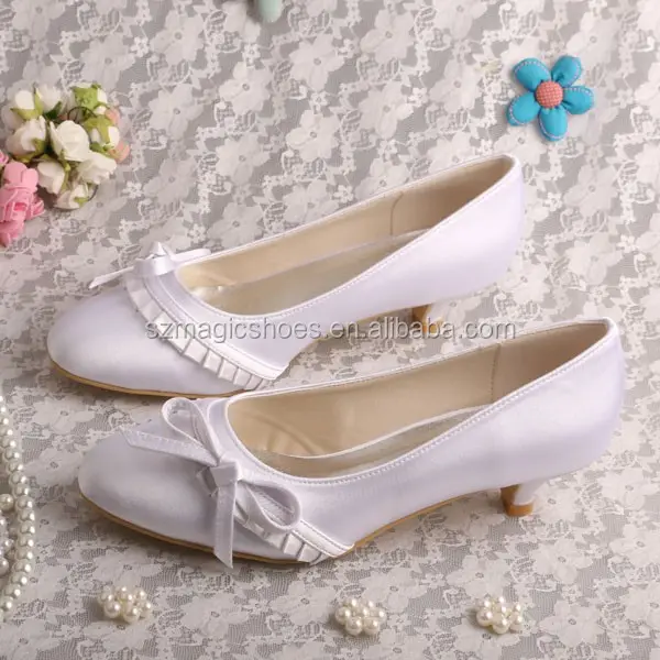 phụ nữ cưới giày thấp gót trắng
