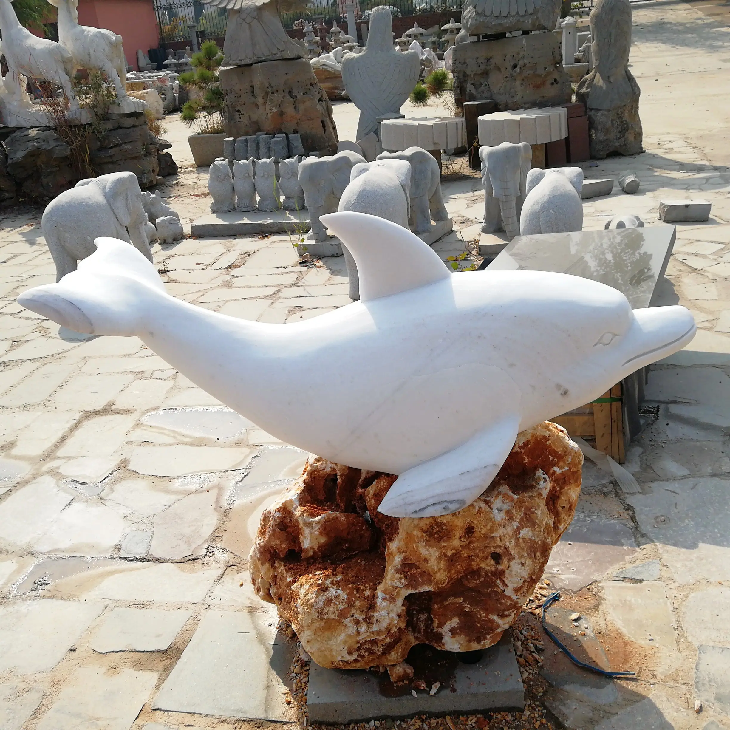 Fontaine d'eau en marbre blanc dauphin, activités aquatiques de jardin d'animaux