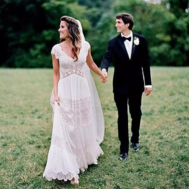 Vestido de novia bohemio de encaje de playa con espalda abierta romántica con cuello en V 2014