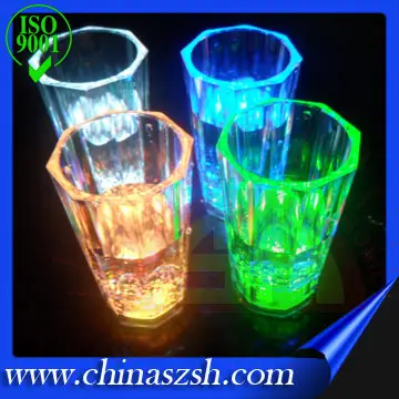 Colorato 2016 nuovi prodotti LED Lampeggiante Bicchieri di Plastica Colpo di Vetro LED, Promozionale luce up Liquid Attivato Ha Condotto La Tazza