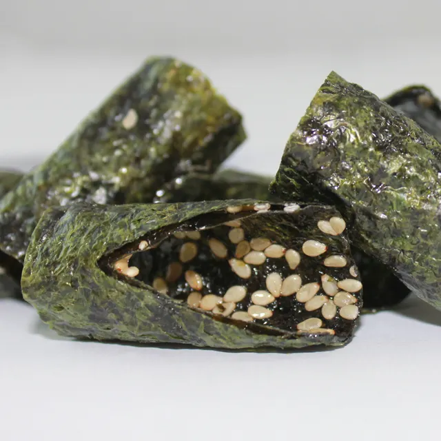 Rotolo di alghe croccanti con processo tostato con patatine istantanee di sesamo