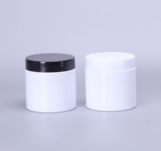 Pot blanc avec couvercle blanc