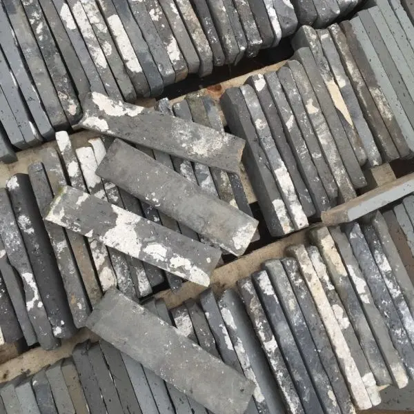 Vecchio Rigenerata blu fette di taglio mattoni di argilla