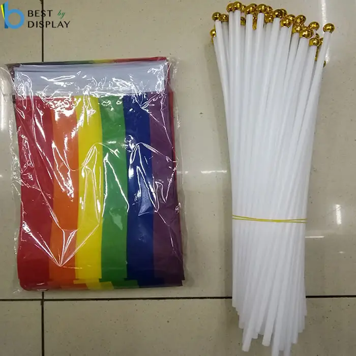 Decorativo LGBT gay arco iris bandera de mano con palo de plástico