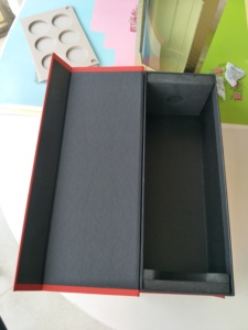 经典手工定制纸板纸葡萄酒礼品包装盒将酒瓶的颈部保持在酒盒中
