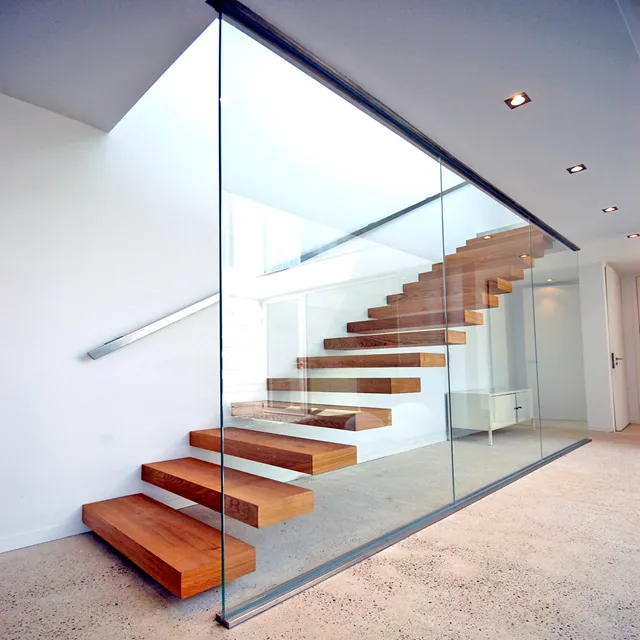 Escaliers intérieur en bois suspendu, système mural en verre