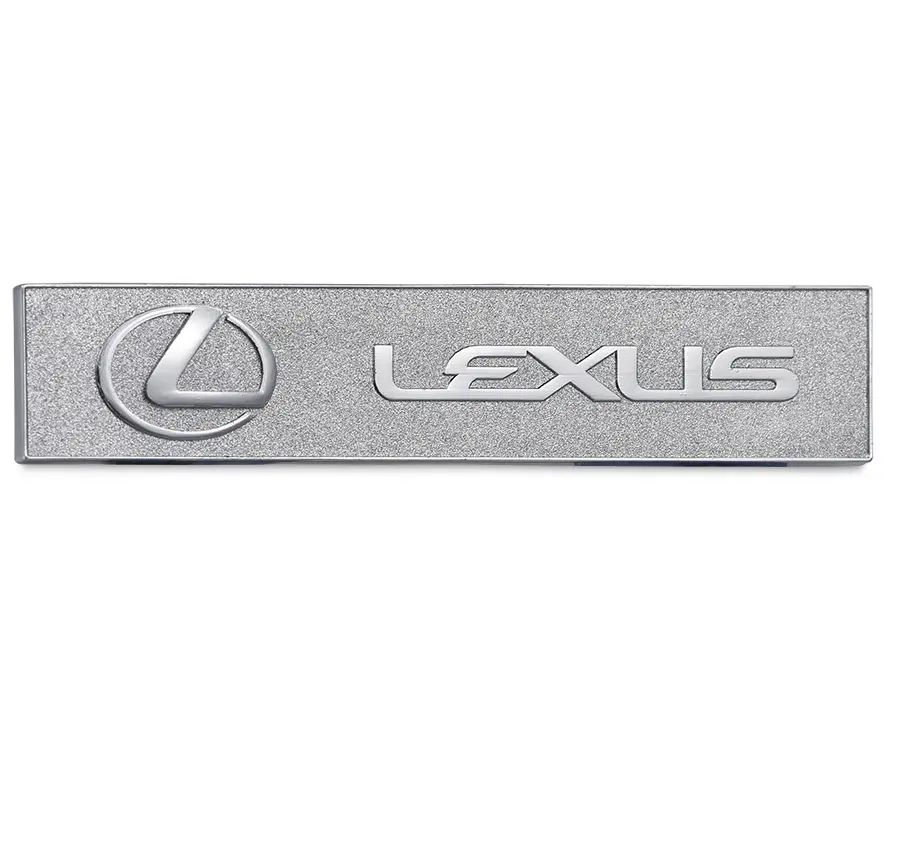 2016 nuovo disegno su base sabbiato e in rilievo auto in metallo logo badge emblem