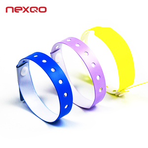 שֶנֶן המפעל pvc מתכוונן סיליקון wristband nfc rfid uhf qr ממשקי קוד ממשקים עמיד למים בד מותאם אישית מלונות