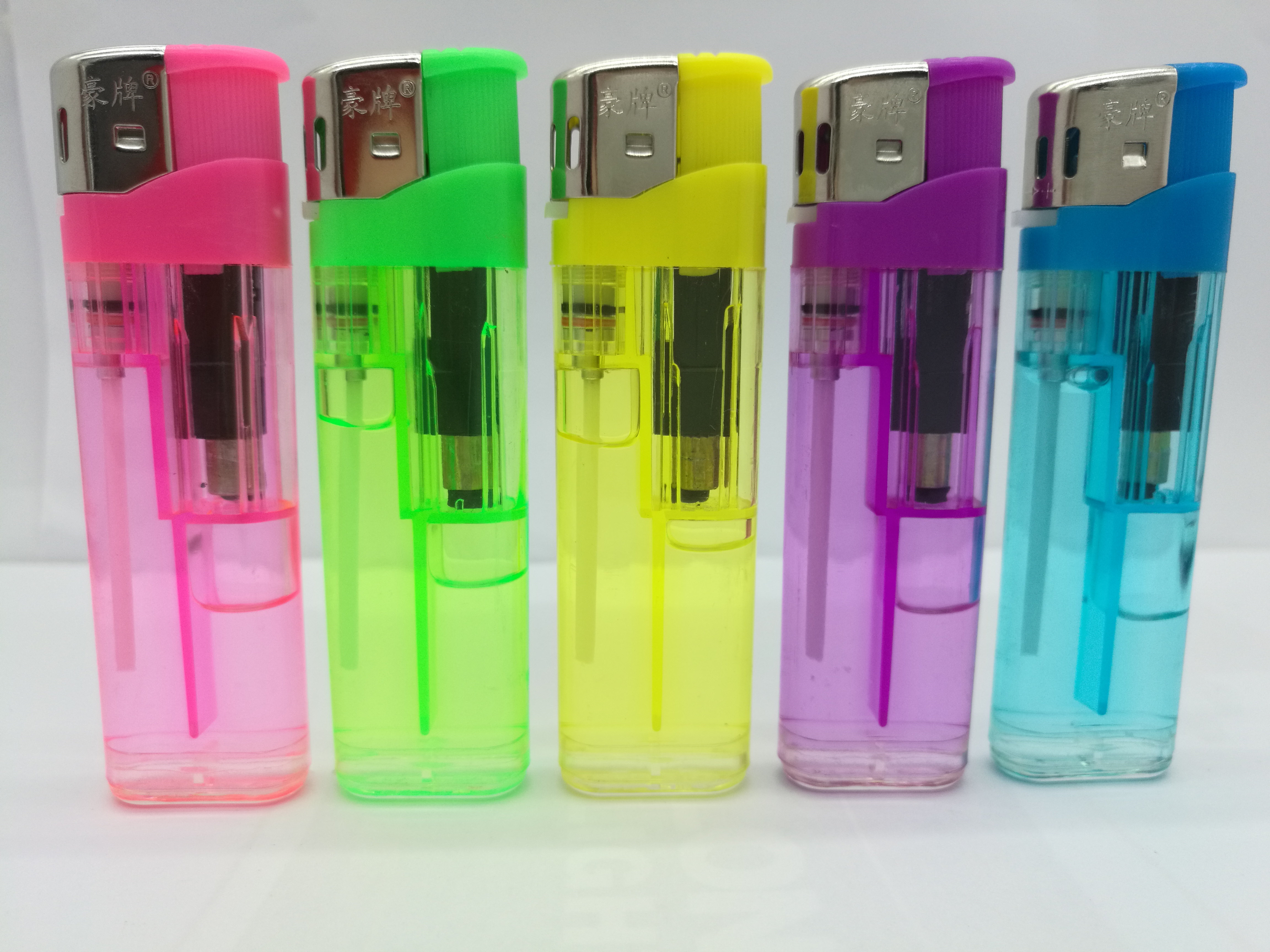 Rouge, violet, bleu, jaune, vert