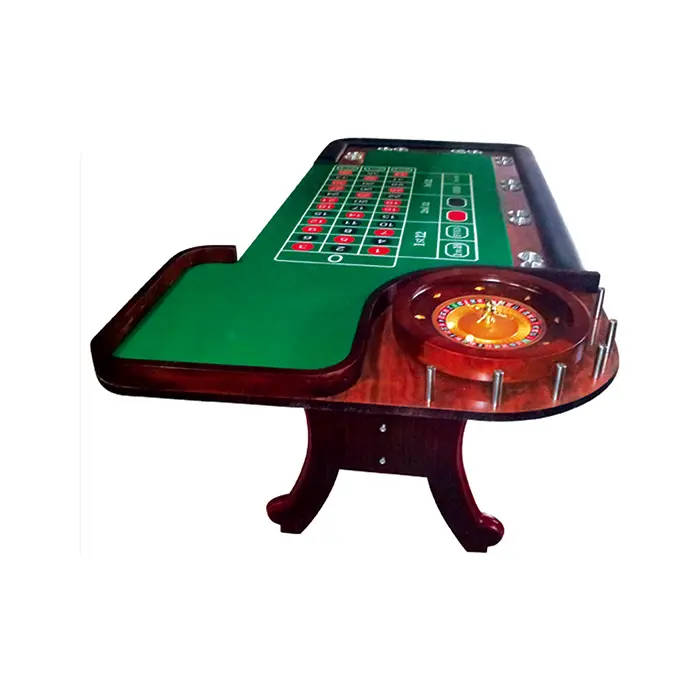 Habitación de madera Real casino mesas de póquer con la rueda de la ruleta