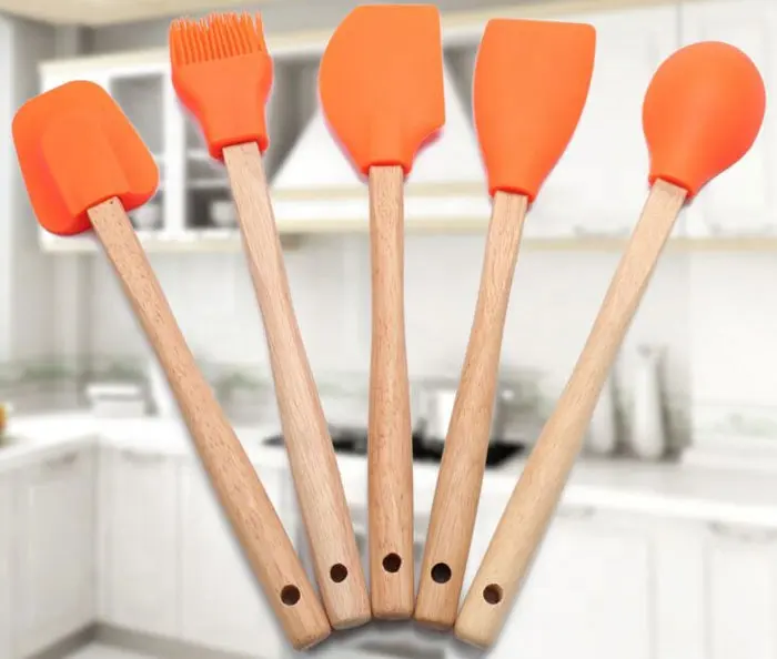 Utensili da cucina flessibili antiaderenti strumenti di cottura resistenti al calore pennello in Silicone spatola cucchiaio raschietto con manico in legno