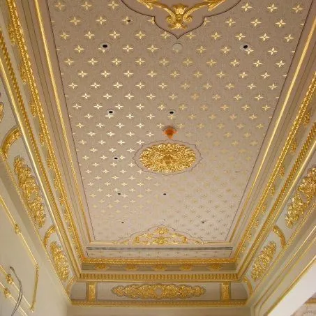 Sıcak satış dekoratif PU malzeme altın taç korniş kalıplama otel tavan için
