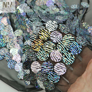 南艺纺织品大秤黑银斑马亮片织物，带彩虹全息图