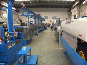 Fuchuan גבוהה מהירות בידוד נחושת חוט כבל ביצוע מכונת pvc ציפוי מכונת עשן נמוך שאינו הלוגן מכבש קו
