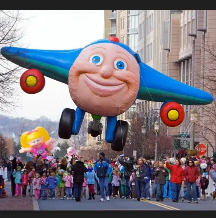 Avião inflável engraçado do jato da parada