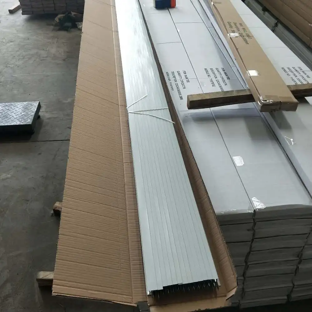 Suministro de fábrica, diferentes tipos de barras en t galvanizadas, rejilla de techo suspendida a la venta