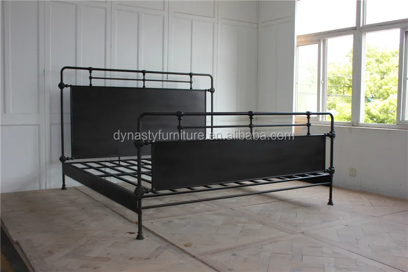 デザイナーキングサイズ錬鉄製ベッドの工業スタイルの写真